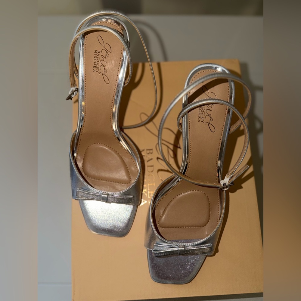 Stunning Jewel Badgley Mischka “Elisha” ankle strap sandals in silver metallic. - Picture 5 of 9